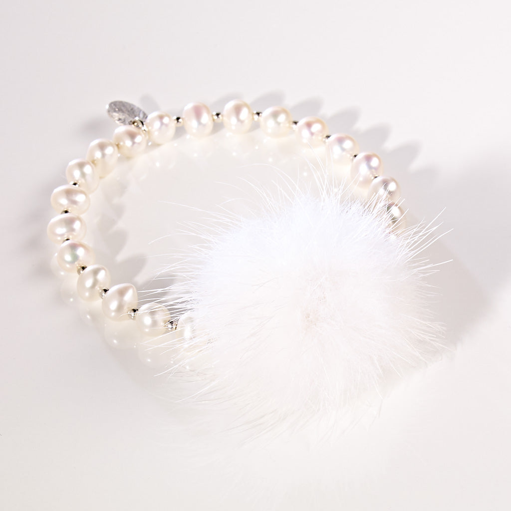WHITE FLUFFY Deluxe Armband
