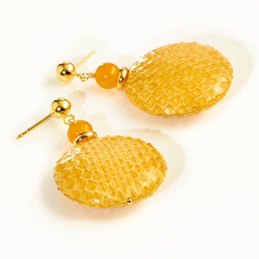 YELLOW SNAKE Ohrstecker gold – Schlangenleder in Gelb mit Kugelstecker, handgefertigt, eleganter Damenschmuck