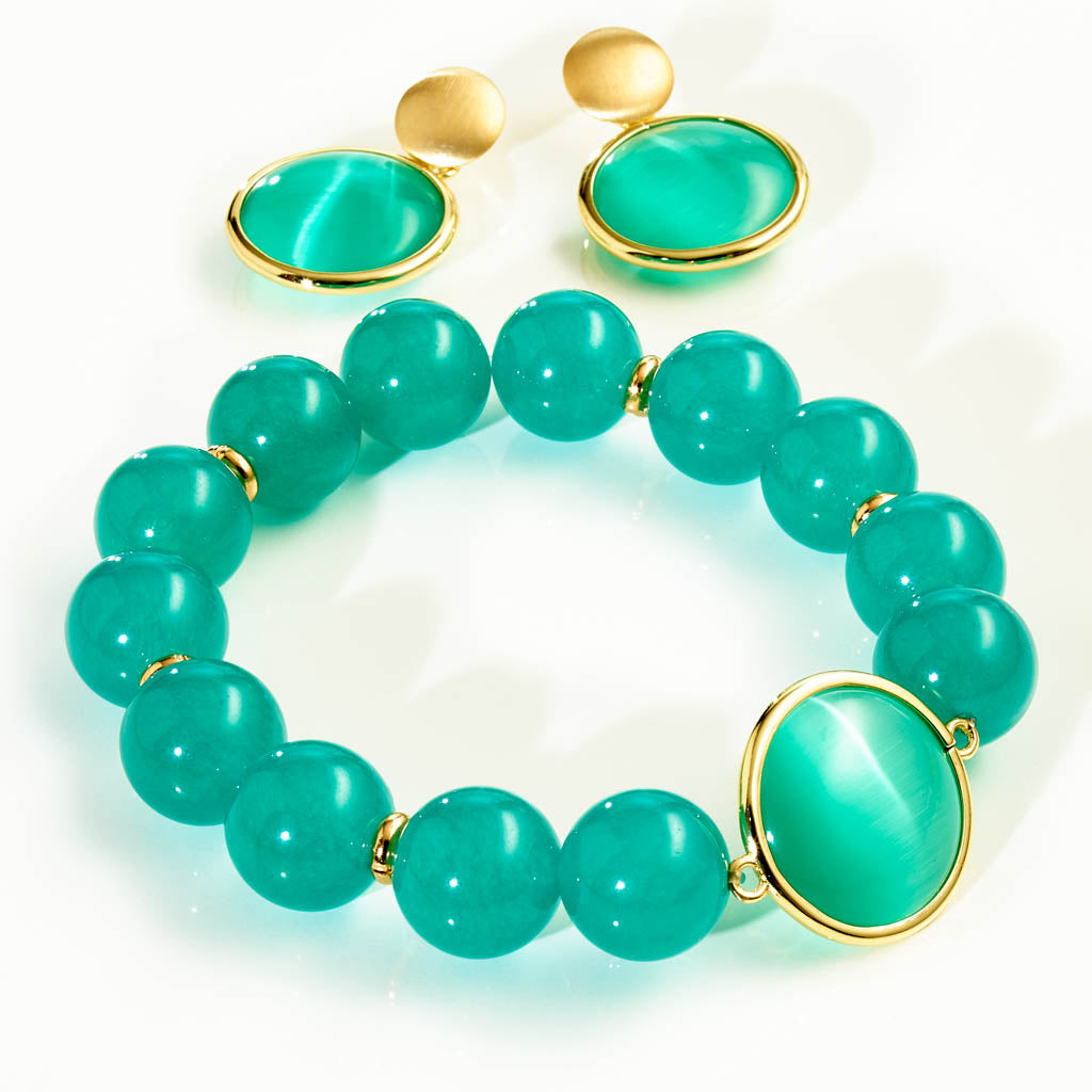 Caramelli Schmuck-Set Ocean Breeze – Armband aus meergrün gefärbter Jade mit vergoldeten Ringelementen und passende Ohrstecker aus 24kt vergoldetem 925er Sterlingsilber, handgefertigt, elegantes Schmuckset für Damen