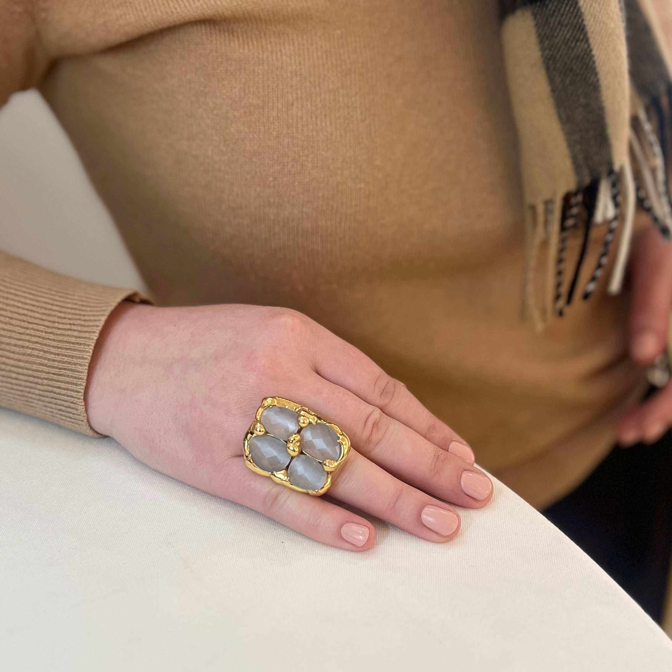 VENICE Ring Blüten-Design – getragen am Finger, vergoldetes Messing mit CRYSTAL Unikat