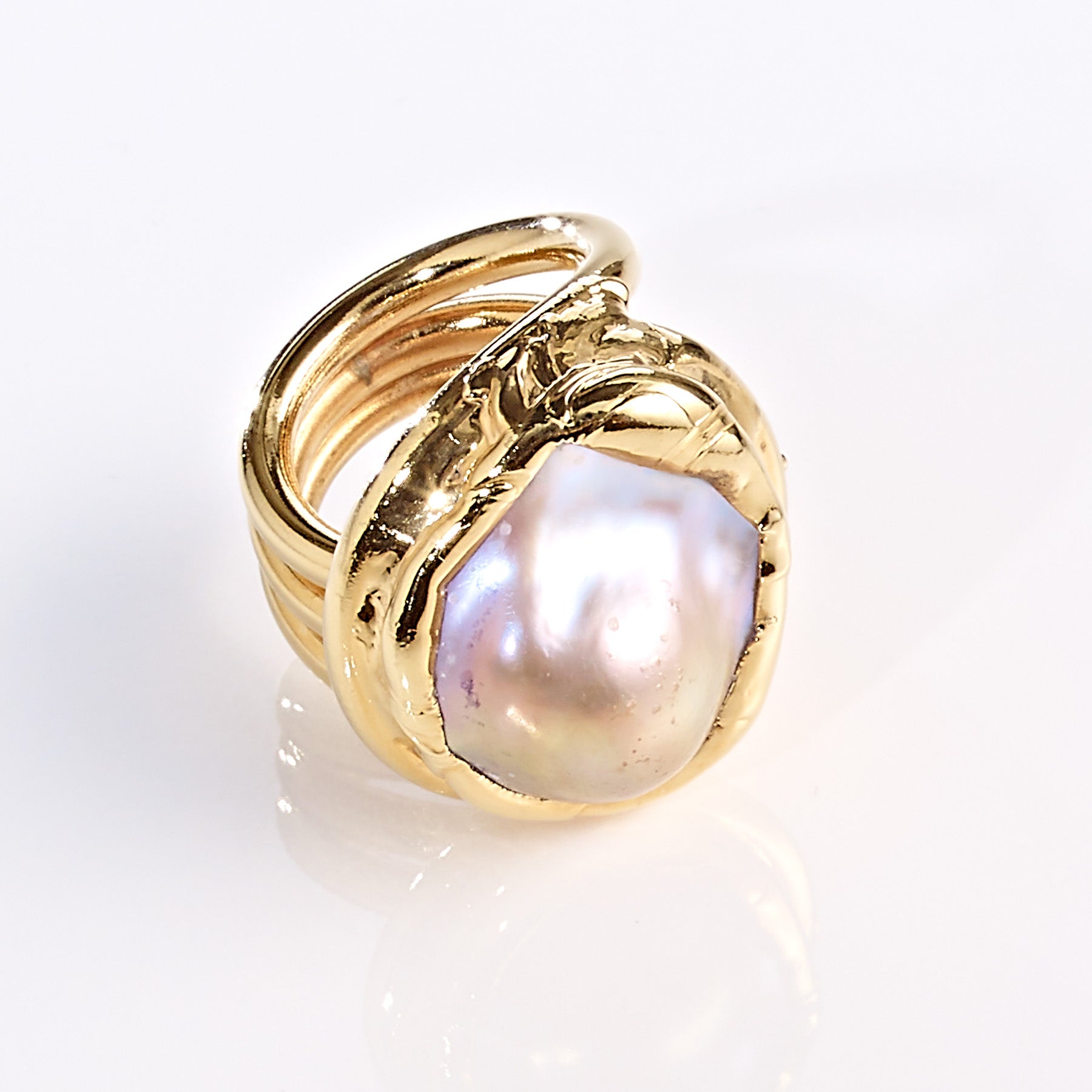 VENICE Ring Pearl White – Unikat aus vergoldetem Messing mit natürlicher Perle