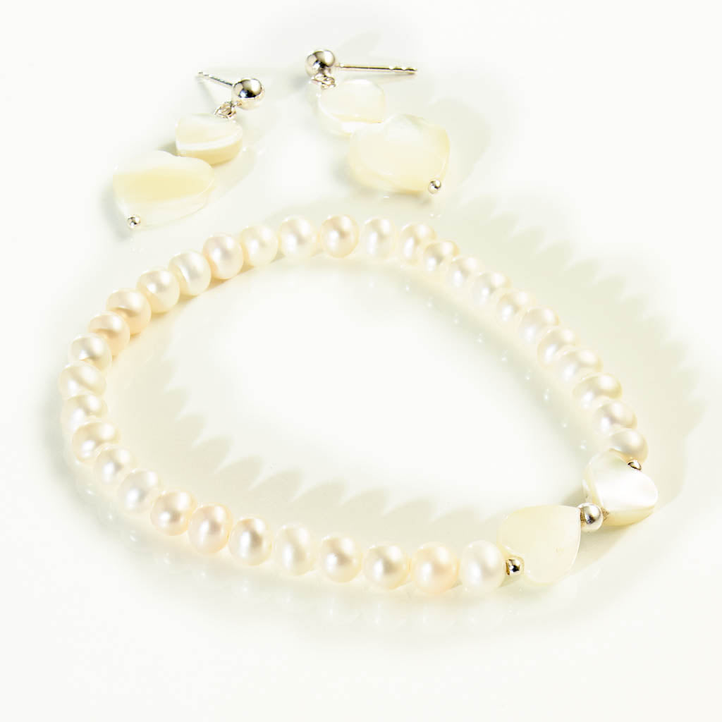 Set Armband & Ohrringe - Perlmutt Mini Herzen & Süßwasserperlen - Silber & Gold