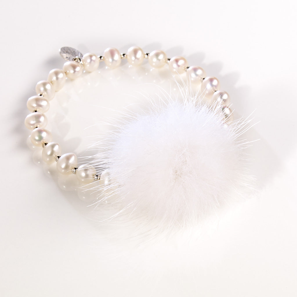 WHITE FLUFFY Deluxe Armband