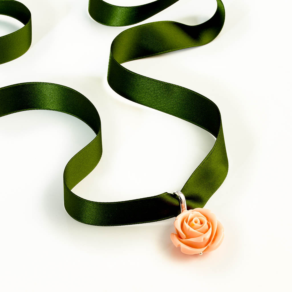 ROSEN Anhänger inklusive Satinband