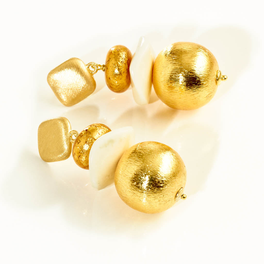 GOLD & BOLD Ohrstecker – Scheibe White Bone - blattvergoldetes Rondell & Bronzekugel