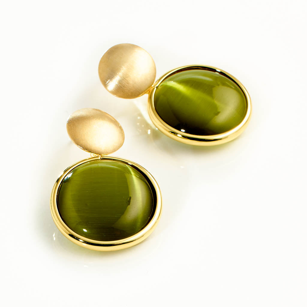 CARAMELLI DELUXE Ohrstecker Oliv Green – Runde italienische Crystal-Elemente in sattem Olivgrün mit 24kt vergoldeten Silberscheiben, handgefertigter Damen-Schmuck