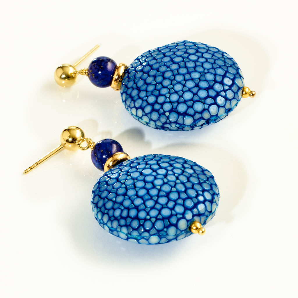 BLUE RAY Ohrstecker gold – Rochenleder in Blau mit Kugelstecker, handgefertigt, eleganter Damenschmuck