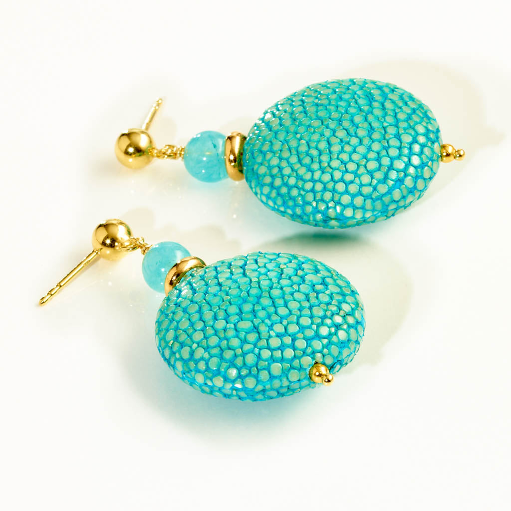 LIGHT BLUE RAY Ohrstecker gold – Rochenleder in Hellblau mit Kugelstecker, handgefertigt, eleganter Damenschmuck
