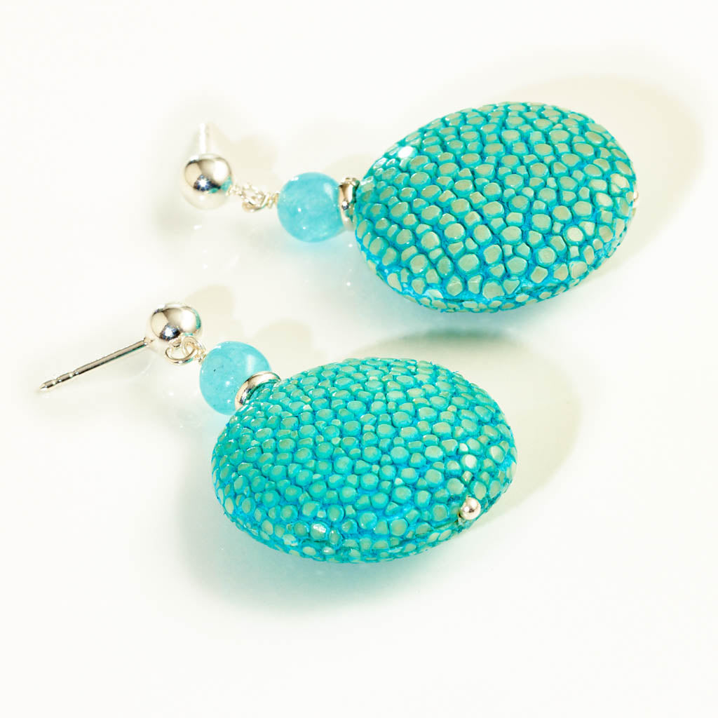 LIGHT BLUE RAY Ohrstecker silber – Rochenleder in Hellblau mit Kugelstecker, handgefertigt, eleganter Damenschmuck