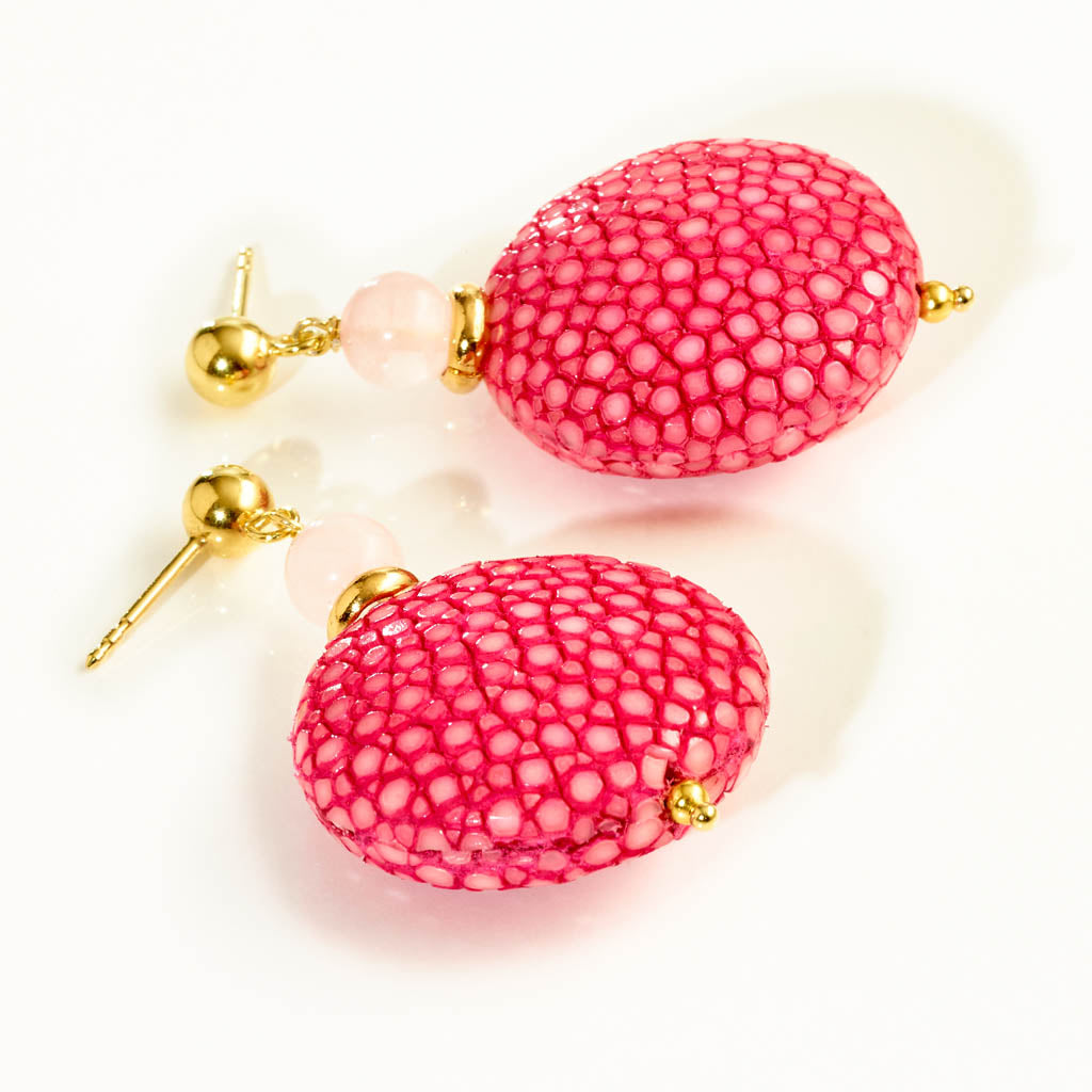 PINK RAY Ohrstecker gold – Rochenleder in Pink mit Kugelstecker, handgefertigt, eleganter Damenschmuck