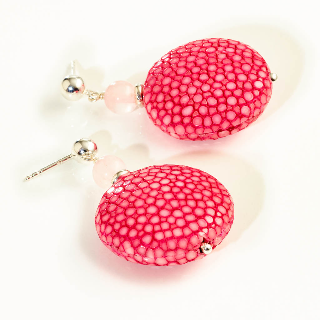 PINK RAY Ohrstecker silber – Rochenleder in Pink mit Kugelstecker, handgefertigt, eleganter Damenschmuck