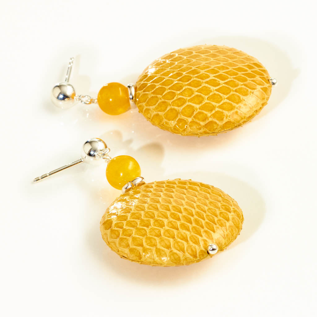 YELLOW SNAKE Ohrstecker silber – Schlangenleder in Gelb mit Kugelstecker, handgefertigt, eleganter Damenschmuck