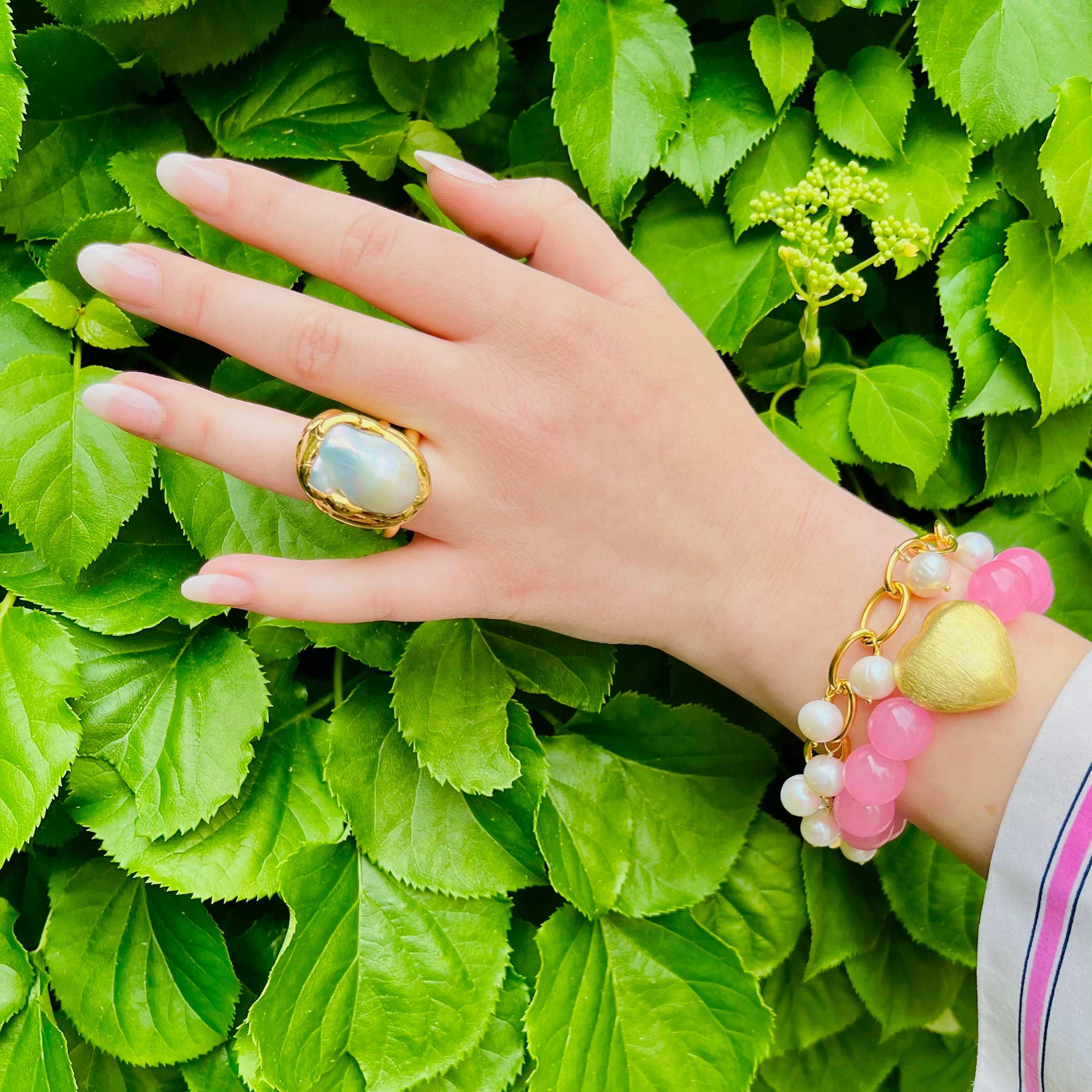 VENICE Ring Blisterperle – getragen am Finger, vergoldetes Messing Unikat mit Blisterperle